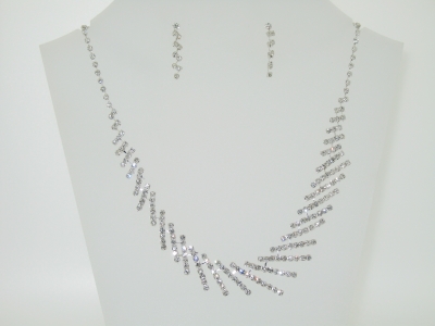 DIAMANTE NECKLACE SET.