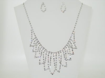 DIAMANTE NECKLACE SET.