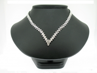 THIN V DIAMANTE NECKLACE